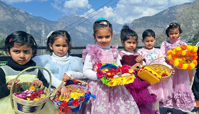 बच्चों ने फूलों से सजाई देहरियां