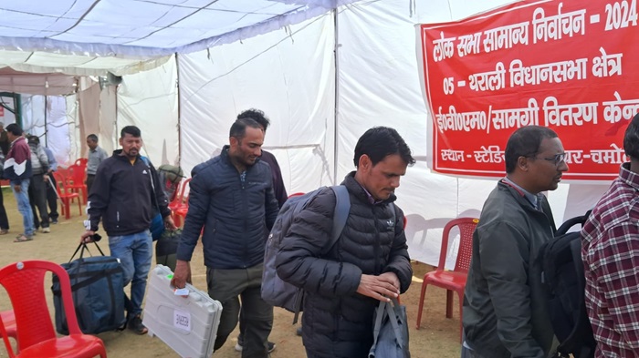 पोलिंग पार्टियां हुई रवाना