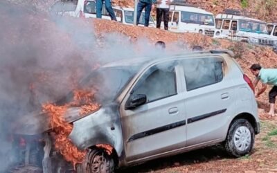 रुद्रप्रयाग: धू-धूकर जल गई कार, देखते ही देखते कार हुई राख–