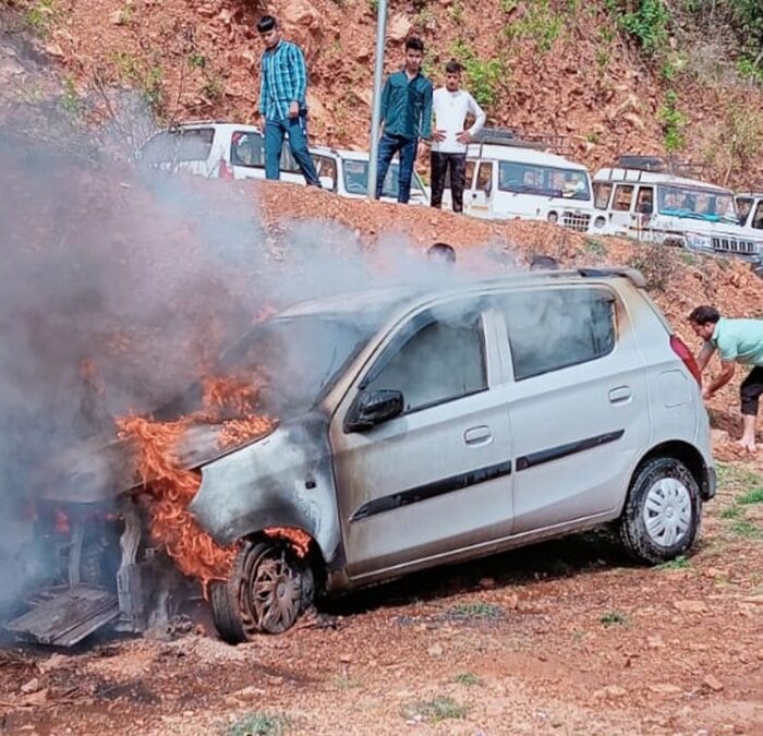 रुद्रप्रयाग: धू-धूकर जल गई कार, देखते ही देखते कार हुई राख–