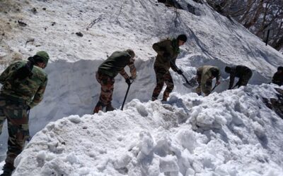 चमोली: हेमकुंड साहिब मार्ग पर बर्फ के बीच रास्ता बनाने में जुटे सेना के जवान–