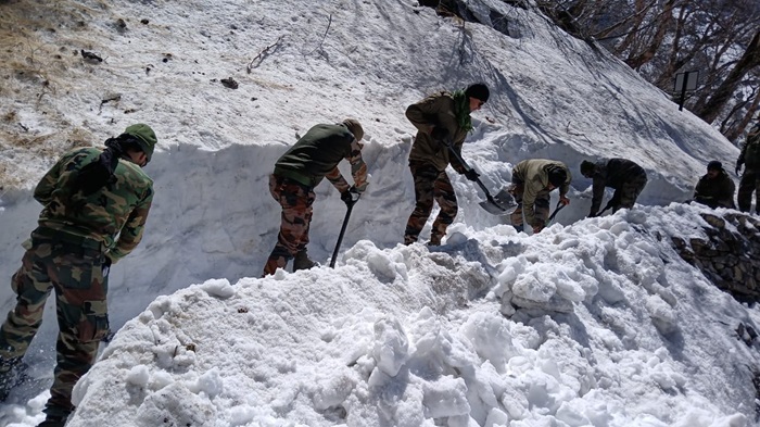 बर्फ के बीच रास्ता