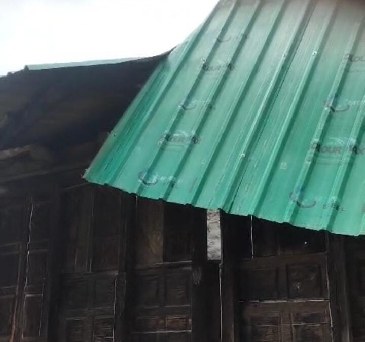 चमोली: तूफान से उड़ी घरों की टिन की छतें, मंदिर का दरवाजा भी टूटा–