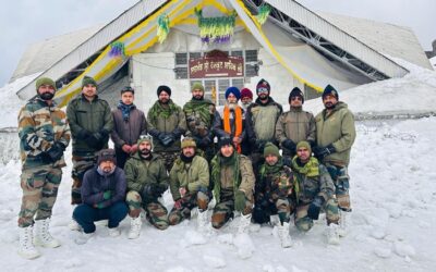 जो बोले सो निहाल: सेना के जवान और सेवादारों ने हेमकुंड साहिब के मुख्य द्वार से हटाई बर्फ–