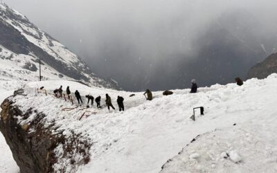 जो बोले सो निहाल: हेमकुंड साहिब के आस्था पथ से बर्फ हटाने का काम जारी–