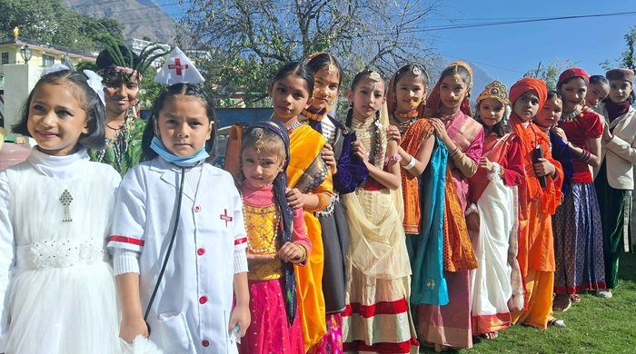 बाल दिवस: फैंसी ड्रेस में पहुंचे बच्चे, कोई शिक्षक तो कोई सांस्कृतिक परिधानों में आए नजर–