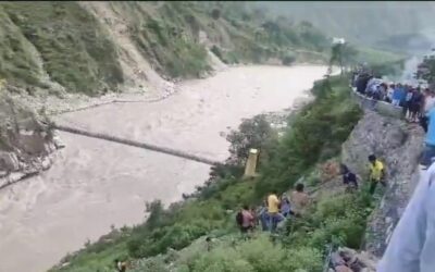 दुखद हादसा: बदरीनाथ हाईवे पर घोलतीर में अनियंत्रित होकर अलकनंदा में समाया टेंपो ट्रेवलर्स, पांच लोग छिटके, 11 लापता–