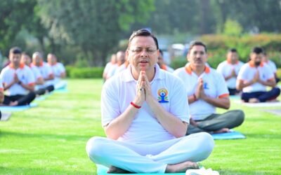 योग से रहें निरोग: मुख्यमंत्री आवास परिसर में आयोजित हुआ योगभ्यास, सीएम पुष्कर सिंह धामी ने भी किया योग–
