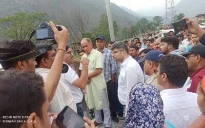 चमोली: सेमलडाला मैदान में जिला​धिकारी की अगवानी में डटीं रहीं बंड क्षेत्र की मातृश​क्ति–