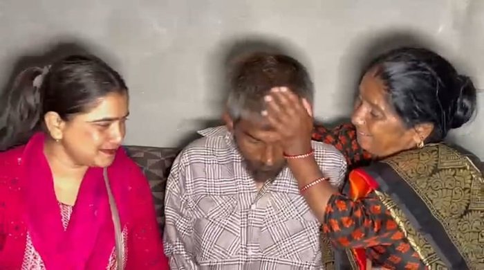 भावुक पल: 16 साल बाद बेटे से मिलकर भावुक हो गई मां और बहन, देखें वीडियो–