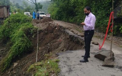 चमोली: सड़कें अवरुद्ध होने से क्षेत्र में ही कैद होकर रह गई 25 गांवों की 5000 की आबादी–