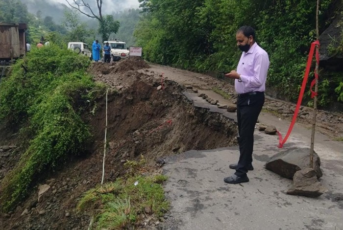 चमोली: सड़कें अवरुद्ध होने से क्षेत्र में ही कैद होकर रह गई 25 गांवों की 5000 की आबादी–