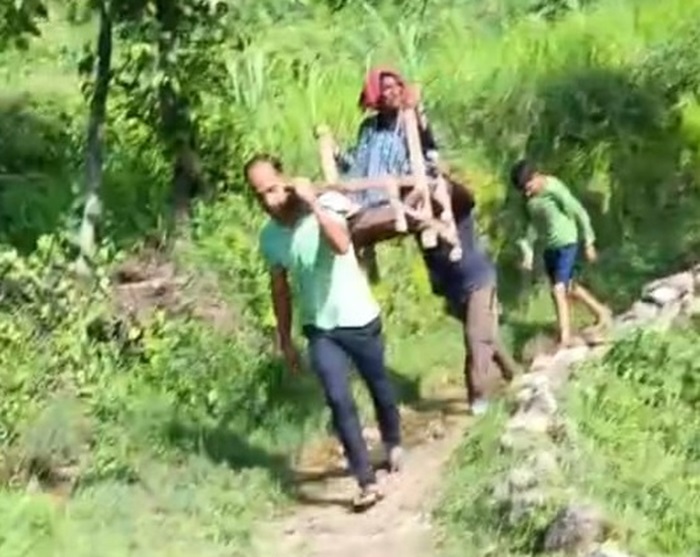 चमोली: भेरणी ग्राम पंचायत के पानीगैर गांव में कब पहुंचेगी सड़क, बुजुर्ग महिला को साढ़े तीन किमी कंधे पर डंडी के सहारे पहुंचाया अस्पताल–