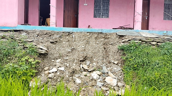 आपदा: भूस्खलन से किमोठा गांव को खतरा, पैदल रास्ता भी ध्वस्त, तीन परिवारों ने घर छोड़े–