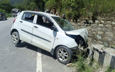 चमोली: बदरीनाथ हाईवे पर कार दुर्घटनाग्रस्त, तीन घायल–