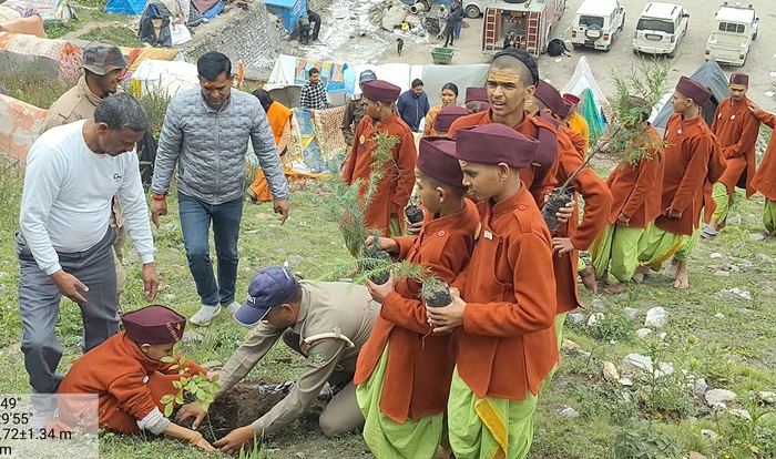 चमोली: हरेला पर लगाए पौधे, हरित क्षेत्र बढ़ाने का लिया संकल्प–