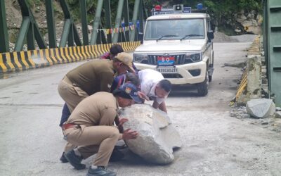 चमोली: बदरीनाथ हाईवे पर गिरा भारी पत्थर तो पुलिस अ​धिकारी और कर्मियों ने संयुक्त प्रयास से हटाया, मार्ग हुआ सुगम–