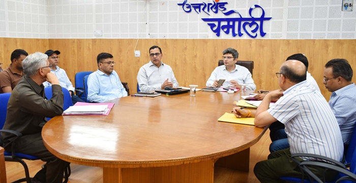 चमोली: जिलाधिकारी ने अधिकारियों को दिए उच्च प्राथमिकता वाले कार्यों को शीघ्र करने के दिए निर्देश– जिला​धिकारी ने ली–