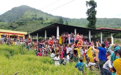 चमोली: मांगल गीतों के साथ मां नंदा कैलाश के लिए हुई विदा, सैकड़ों भक्तों का हुजूम उमड़ा–