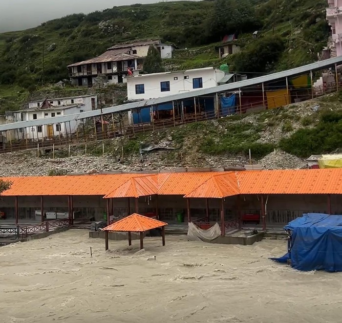 चमोली: अलकनंदा का जलस्तर बढ़ा, बदरीनाथ में ब्रह्मकपाल के आधे हिस्से तक पहुंचा नदी का पानी–