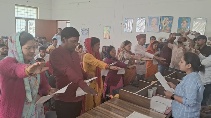 चमोली: मात्र 160 ग्राम प्रधानों ने ली पद एवं गोपनीयता की शपथ, 442 ग्राम पंंचायतों में गठित नहीं हो पाई सरकार–