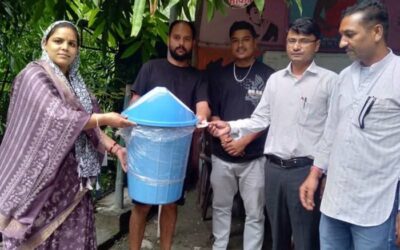 चमोली: नगर पंचायत पीपलकोेटी ने व्यापारियों को बांटे कूड़ेदान, प्रतिष्ठानों का कूड़ाकूड़ेदन में डालने का किया आह्वान–