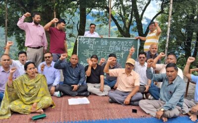 आक्रोश: चमोली में चिलचिलाती धूप में भी चॉक डाउन हड़ताल पर डटे रहे राजकीय ​शिक्षक–