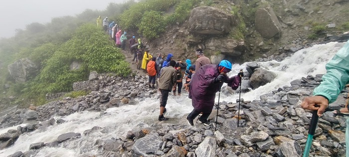 चमोली: वन कर्मियों ने फूलों की घाटी में फंसे 150 पर्यटक सुरक्षित निकाले–