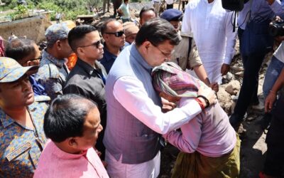 चमोली: मुख्यमंत्री पुष्कर सिंह धामी के कंधे पर फूट-फूटकर रो पड़ी आपदा प्रभावित महिलाएं–
