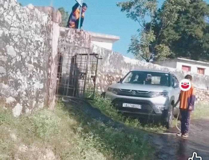 बिग ब्रेकिंग: चमोली में स्कूल के गेट पर छात्र से अपनी लग्जरी कार धुलवाने पर गुरुजी सस्पेंड–