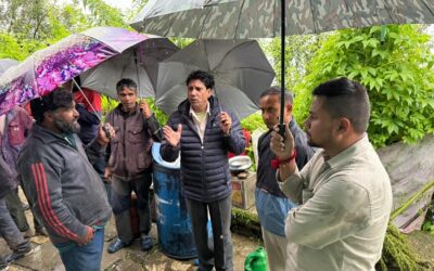 चमोली: जोशीमठ के पल्ला गांव में भूधंसाव से 30 मकानों में आई दरारें, ब्लॉक प्रमुख ने आपदा प्रभावित घरों का किया निरीक्षण–