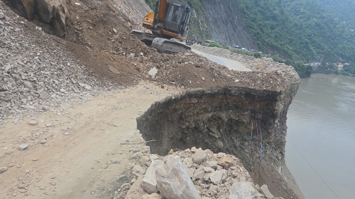 मुसीबत: बदरीनाथ हाईवे पर फरासू में हो रहा भूस्खलन, यातायात हो रहा प्रभावित–