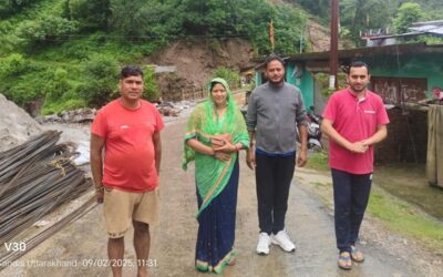 चमोली: ​आपदा प्रभावितों के बीच पहुंची जिला पंचायत सदस्य सरोजनी रावत, हालचाल जाना–