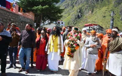 धर्म-कर्म: सदगुरु स्वामी कृष्णानंद महाराज पहुंचे बदरीनाथ धाम, उमड़ा भक्तों का सैलाब, किया फूल मालाओं से स्वागत–