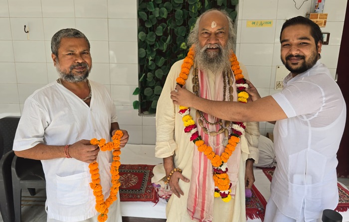 सदगुरु स्वामी कृष्णानंद जी महाराज का फूल मालाओं से स्वागत करते श्रद्धालु-