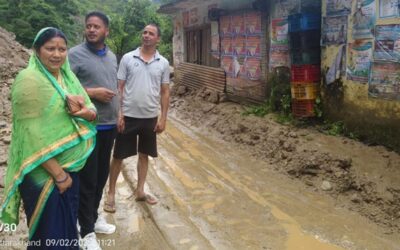चमोली:​आपदा प्रभावितों के बीच पहुंची जिला पंचायत सदस्य सरोजनी रावत, हालचाल जाना–