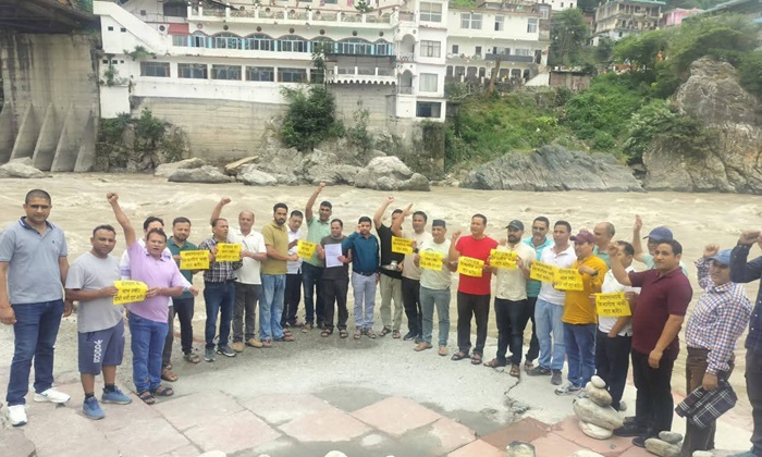 हक की लड़ाई: राजकीय ​शिक्षक संघ चमोली ने संगम तट पर किया नियमावली का तर्पण–