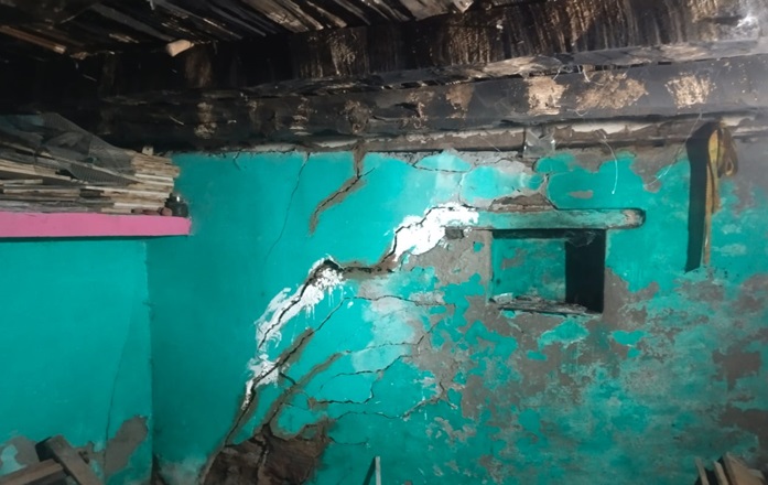 पल्ला गांव में मकानों में पड़ी दरारें