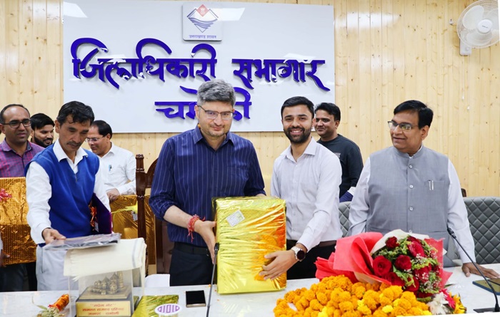 चमोली:जिलाधिकारी डॉ. संदीप तिवारी के स्थानांतरण होने पर दी गई भावपूर्ण विदाई–