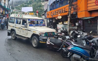 चमोली: नशे में धुत्त था वाहन चालक, एक ठेली को टक्कर मारकर दो स्कूटी को रौंदा–