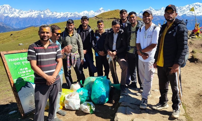 चमोली: युवा बनें पर्यावरण संरक्षण की मिशाल, रुद्रनाथ यात्रा पर गए, बुग्याल से एकत्रित किया कूड़ा–