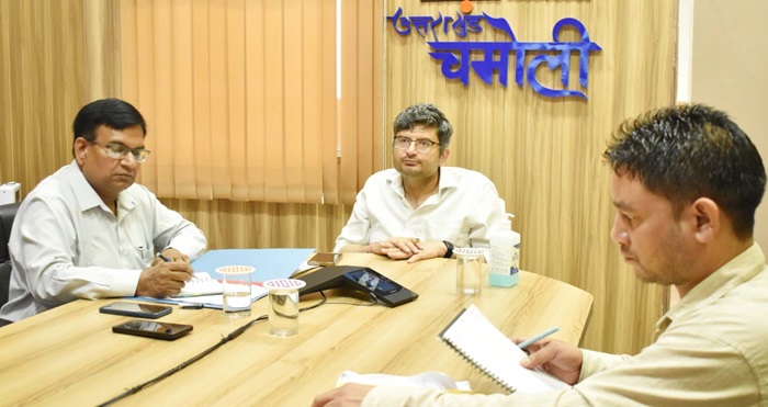 चमोली: जिलाधिकारी संदीप तिवारी ने दिए सड़कों को गड्ढा मुक्त करने के निर्देश–