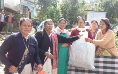 चमोली: नंदा-सुनंदा महिला संगठन ने नंदानगर आपदा पीड़ितों तक पहुंचाई राहत सामग्री–