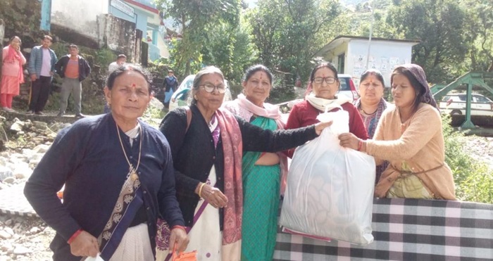 चमोली: नंदा-सुनंदा महिला संगठन ने नंदानगर आपदा पीड़ितों तक पहुंचाई राहत सामग्री–