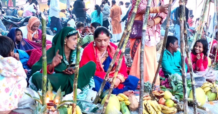 उत्तराखंड: मुख्य सचिव आनंद बर्द्धन ने पत्नी संग की छठ पूजा, आज उगते सूर्य को अर्घ्य देकर संपन्न हुई छठ पूजा– उगते सूर्य को अर्घ्य देकर संपन्न हुई छठ पूजा--