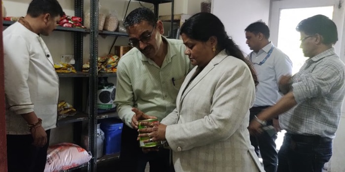 खाद्य पदार्थों का निरीक्षण करतीं जिला वि​धिक सेवा प्रा​धिकरण की सचिव पायल सिंह।