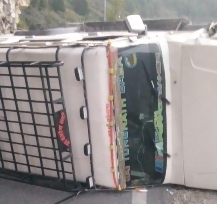 चमोली: मंडल-ऊखीमठ हाईवे पर वाहन सड़क पर पलटा, बड़ी दुर्घटना टली–