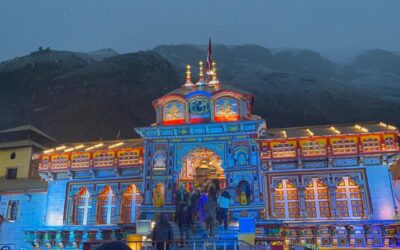 मौसम: बदरीनाथ धाम, केदारनाथ में हुई सीजन की पहली बर्फबारी, तीर्थयात्रियों ने भी उठाया बर्फबारी का लुत्फ–