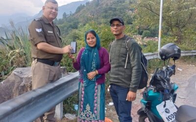 चमोली: दंपत्ति ने सड़क किनारे पड़े कीमती फोन को पुलिस को थमाया, वाहवाही पाई–