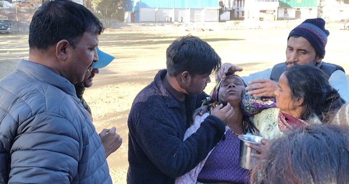 पुलिस मैदान में बेहोश हुई घायल की नानी को पानी पिलाते परिजन- पुलिस मैदान में बेहोश हुई घायल की नानी को पानी पिलाते परिजन-